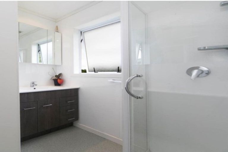 Photo of property in 52 Beaubank Road, Kelston, Auckland, 0602