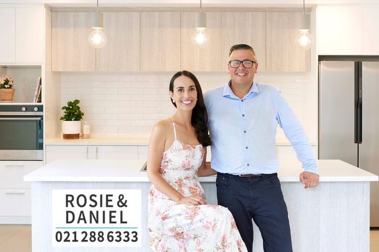 Photo of property in 102 Beach Road, Te Atatu Peninsula, Auckland, 0610