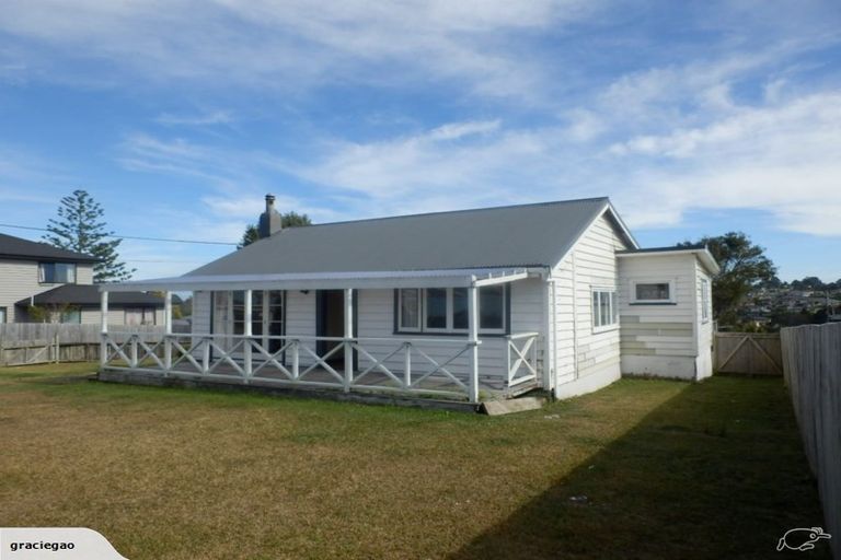 Photo of property in 1/884 East Coast Road, Northcross, Auckland, 0630