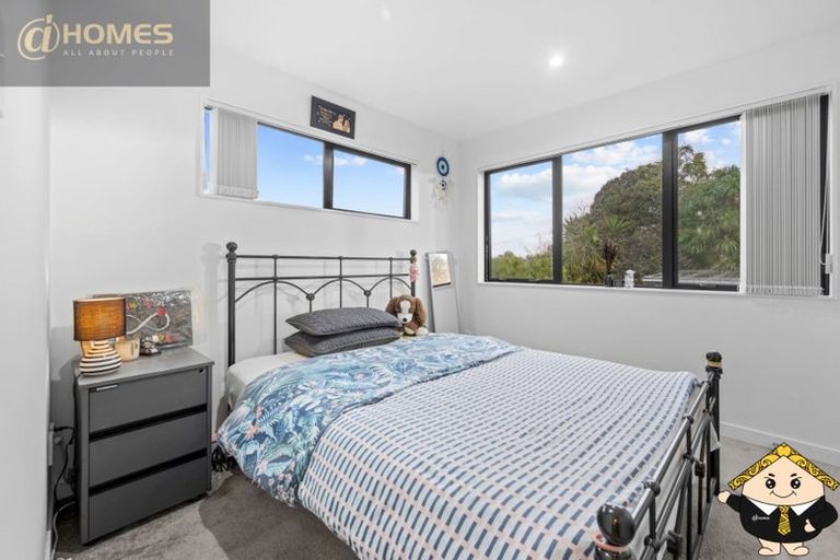 Photo of property in 5e Beach Road, Te Atatu Peninsula, 0610