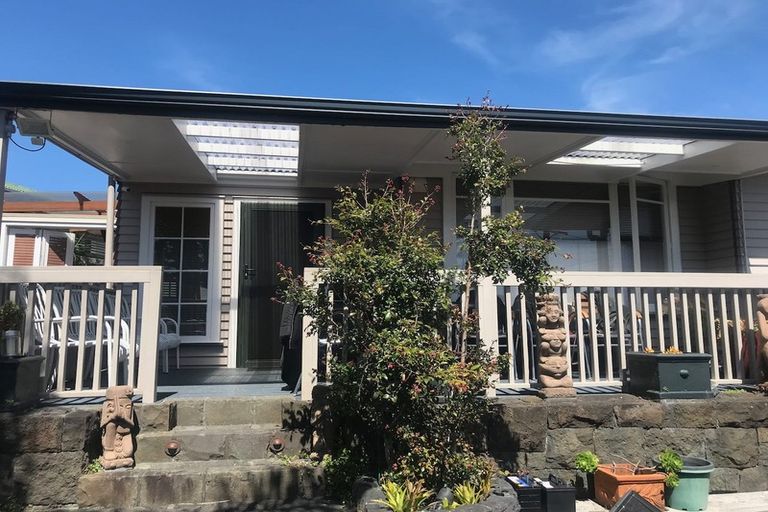 Photo of property in 6 Beazley Place, Glendene, Auckland, 0602