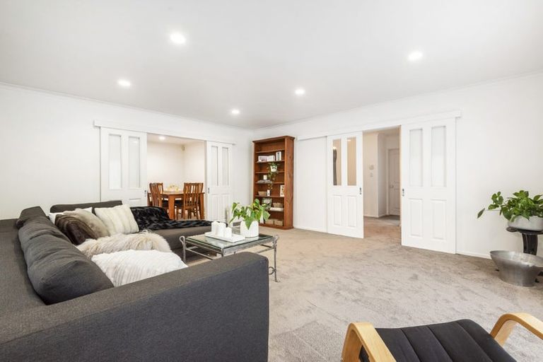 Photo of property in 11 Nottingham Place, Northcross, Auckland, 0630