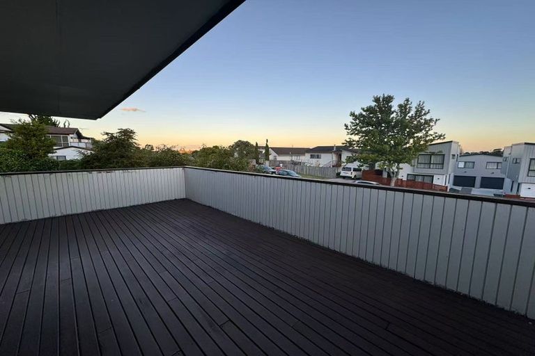 Photo of property in 1 Tableau Place, Totara Vale, Auckland, 0629