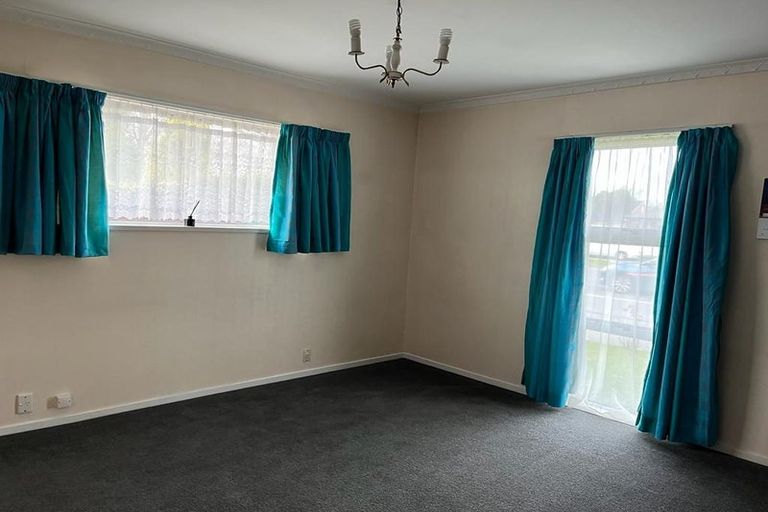 Photo of property in 210 Memorial Avenue, Burnside, Christchurch, 8053