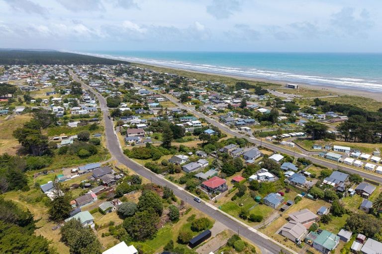 Photo of property in 141 Kahukura Avenue, Waitarere Beach, Levin, 5510