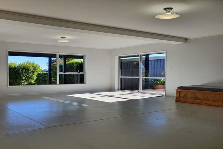 Photo of property in 8 Toporoa View, Ascot Park, Porirua, 5024