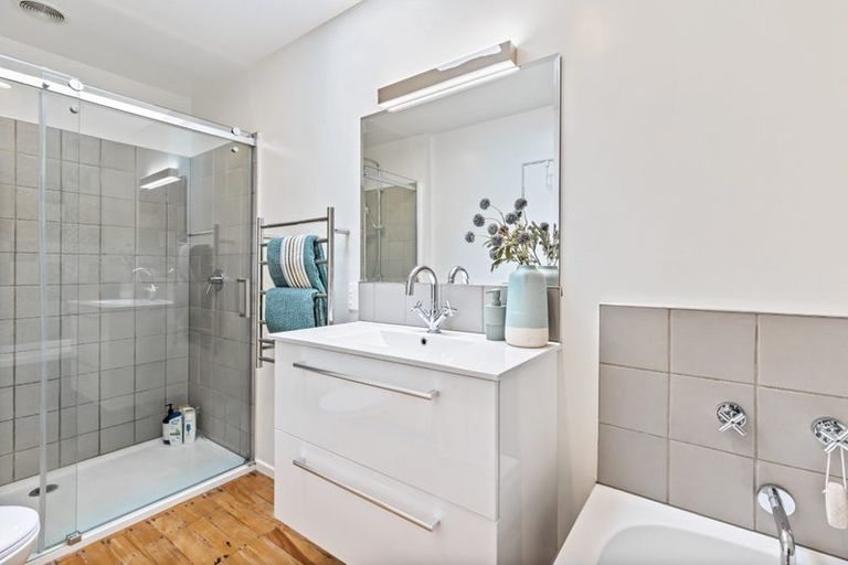 Photo of property in 34 Neil Avenue, Te Atatu Peninsula, Auckland, 0610