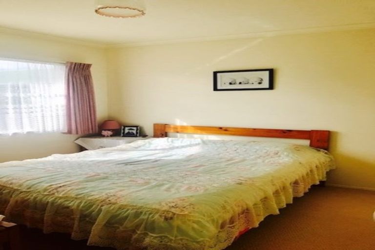 Photo of property in 15 Hillwell Drive, Henderson, Auckland, 0612