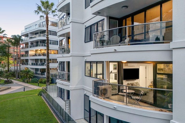 Photo of property in 1e/175 Hurstmere Road, Takapuna, Auckland, 0622