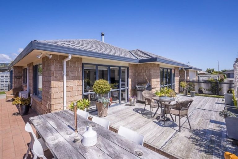 Photo of property in 3 Holcombe Drive, Paraparaumu, 5032