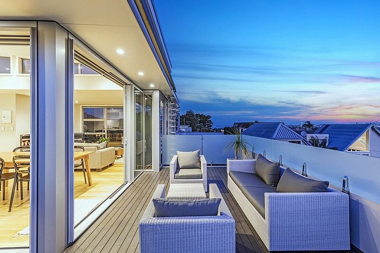 Photo of property in 2/49 Seaview Road, Castor Bay, Auckland, 0620