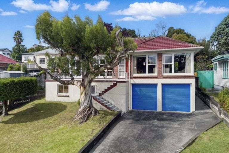 Photo of property in 18 Millbrook Road, Henderson, Auckland, 0612