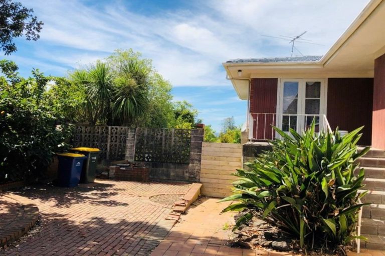 Photo of property in 10 Holdaway Avenue, Northcote, Auckland, 0627