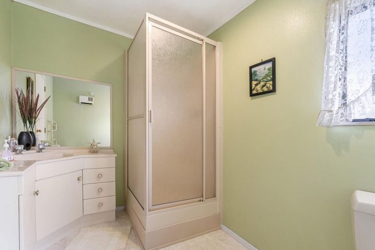 Photo of property in 1/3 Lantana Road, Green Bay, Auckland, 0604