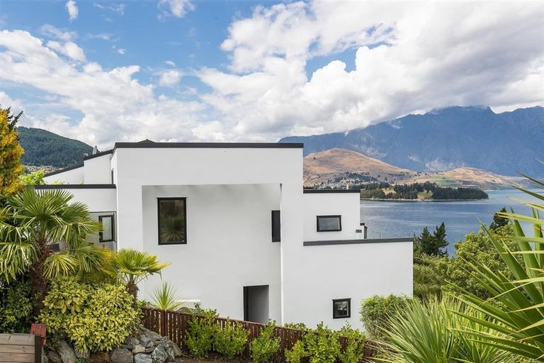 Photo of property in 17 Thorn Crescent, Fernhill, Queenstown, 9300