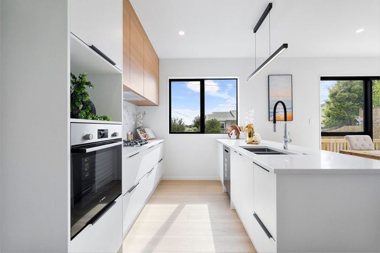 Photo of property in 16 Exmouth Road, Northcote, Auckland, 0627