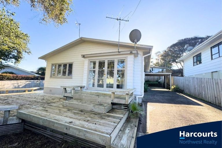 Photo of property in 1a Truscott Place, West Harbour, Auckland, 0618