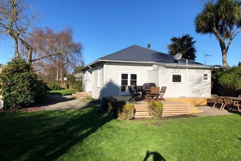 Photo of property in 11 Woodville Street, Edgeware, Christchurch, 8013