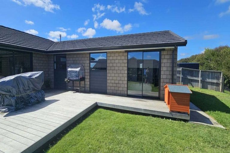 Photo of property in 35 Tahuna Minhinnick Drive, Glenbrook, 2681