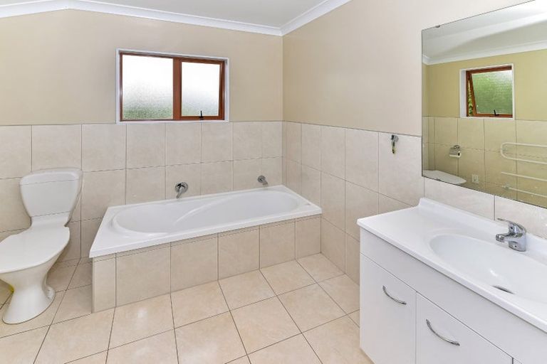 Photo of property in 63c Redoubt Road, Goodwood Heights, Auckland, 2105