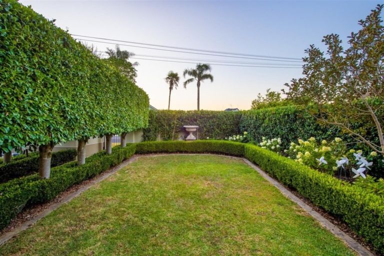 Photo of property in 15 Ocean View Road, Milford, Auckland, 0620