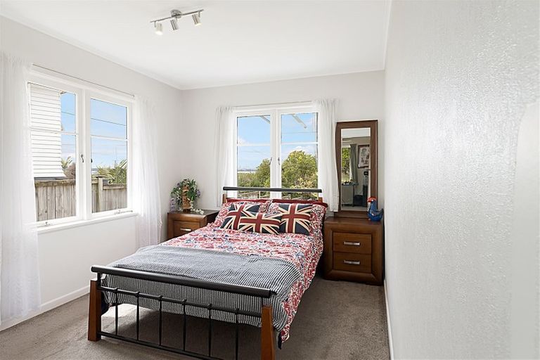 Photo of property in 42 Tiroroa Avenue, Te Atatu South, Auckland, 0610