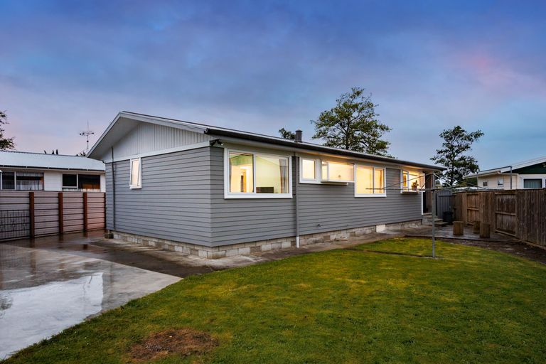 Photo of property in 28 Raglan Avenue, Cloverlea, Palmerston North, 4412