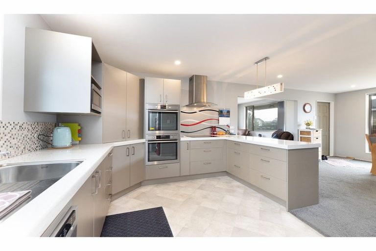 Photo of property in 6 Farnborough Street, Aranui, Christchurch, 8061