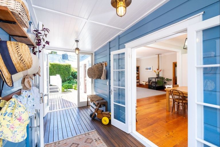 Photo of property in 8 Burns Road, Hospital Hill, Napier, 4110