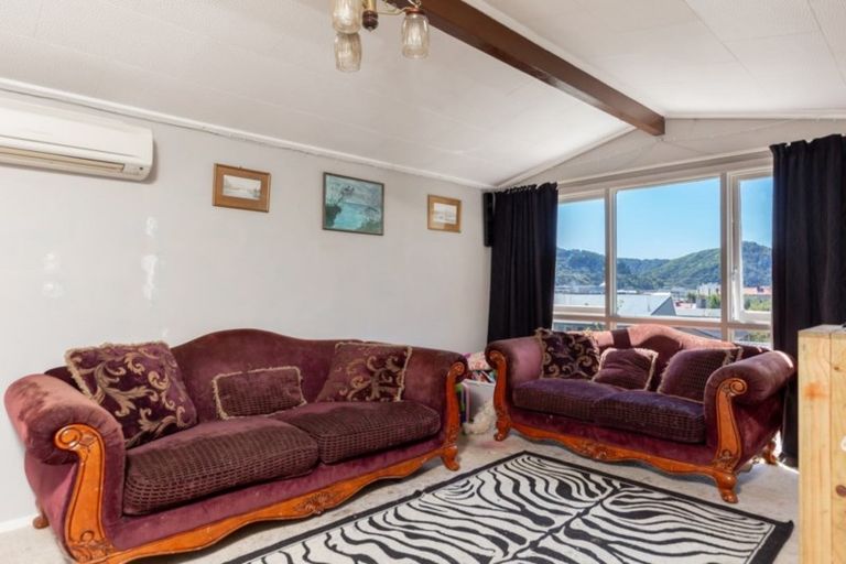 Photo of property in 19 Broadway, Picton, 7220