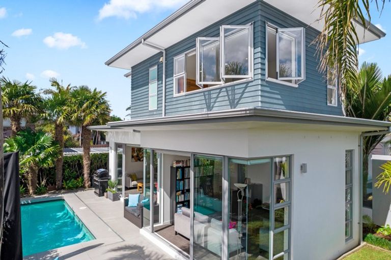 Photo of property in 2a Mirwill Road, Rothesay Bay, Auckland, 0630