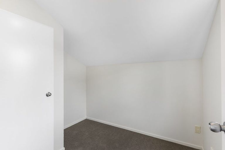 Photo of property in 2/14 Mossop Rise, Glenfield, Auckland, 0629