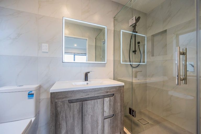 Photo of property in 13b Tenbless Court, Unsworth Heights, Auckland, 0632