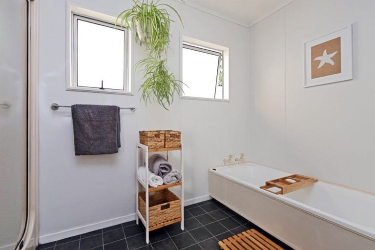 Photo of property in 21 Kaweka Place, Havelock North, 4130