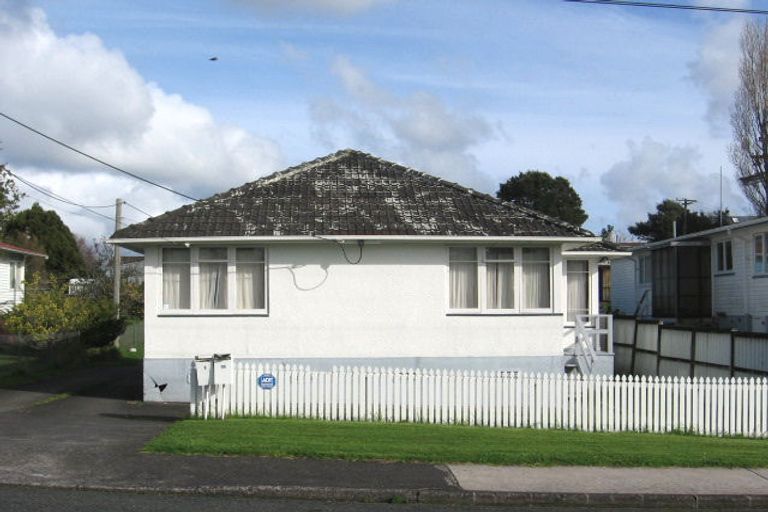 Photo of property in 6 Taipari Road, Te Atatu Peninsula, Auckland, 0610