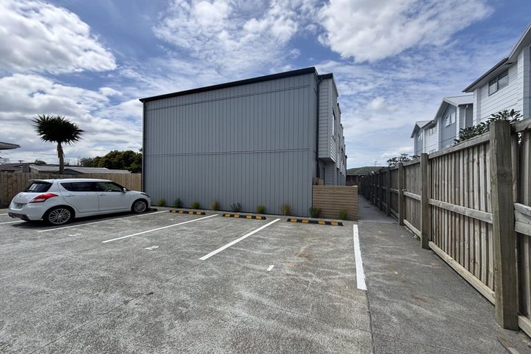 Photo of property in 4/9 Flanshaw Road, Te Atatu South, Auckland, 0610