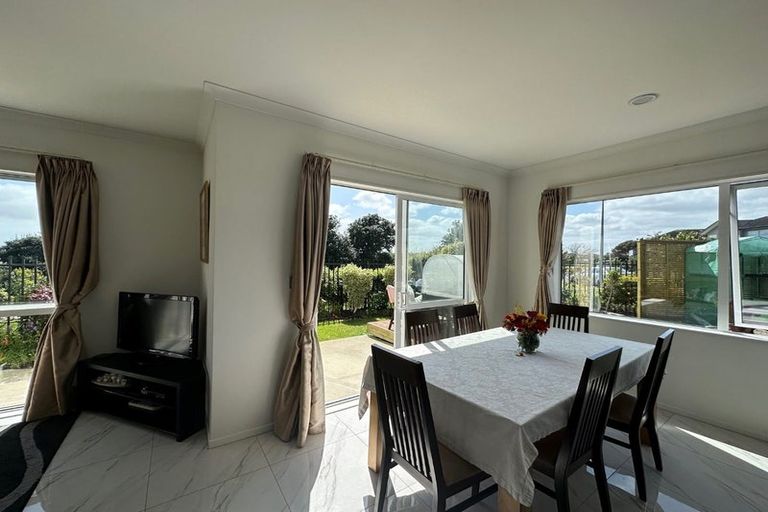 Photo of property in 1 Iwinuku Crescent, Wattle Downs, Auckland, 2103