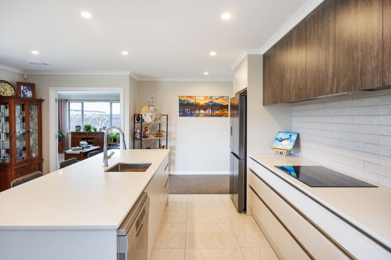 Photo of property in 71 Johnstone Drive, Fitzherbert, Palmerston North, 4410