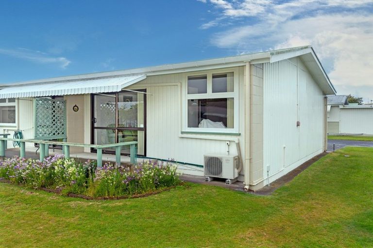 Photo of property in Orange Grove Flats, 2/549 Childers Road, Te Hapara, Gisborne, 4010