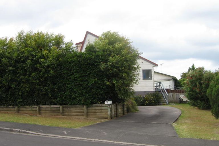 Photo of property in 13 Tetrarch Place, Totara Vale, Auckland, 0629