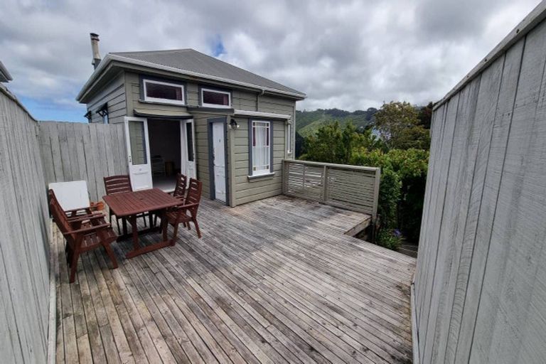 Photo of property in 94 Kelburn Parade, Kelburn, Wellington, 6012