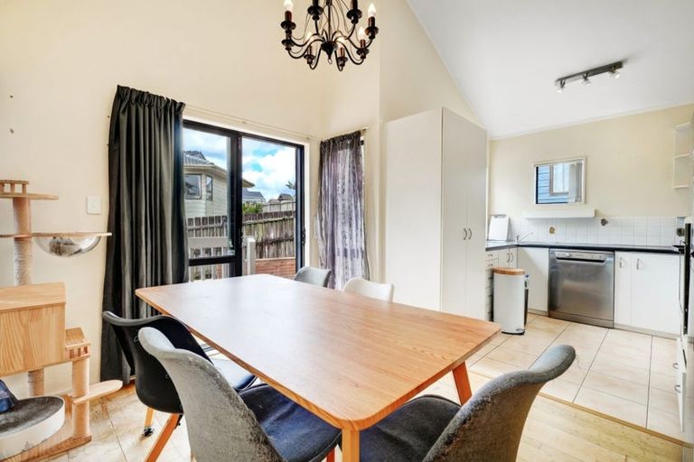 Photo of property in 2/28 Pahi Place, West Harbour, Auckland, 0618