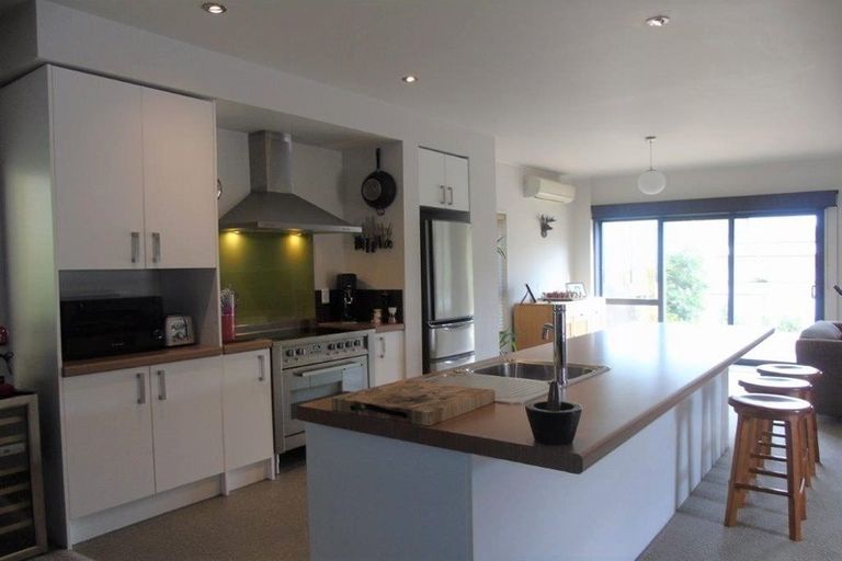 Photo of property in 7 Rarangi Way, Owhiro Bay, Wellington, 6023