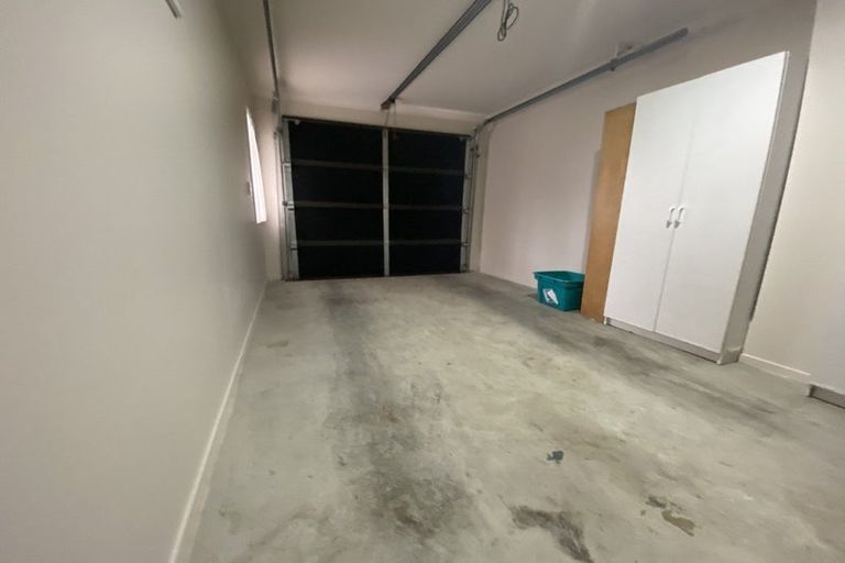 Photo of property in 2 Stella Grove, Newlands, Wellington, 6037