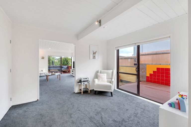 Photo of property in 1 Tiri View Place, Waiake, Auckland, 0630