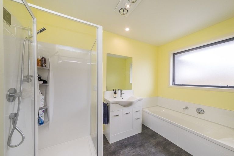 Photo of property in 5 Sardinia Grove, Fitzherbert, Palmerston North, 4410