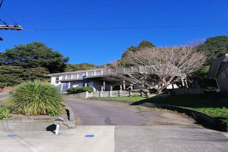 Photo of property in 32 Davis Grove, Wainuiomata, Lower Hutt, 5014