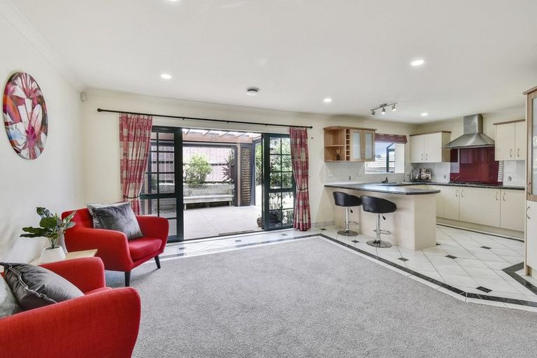 Photo of property in 70 Mt Lebanon Crescent, The Gardens, Auckland, 2105