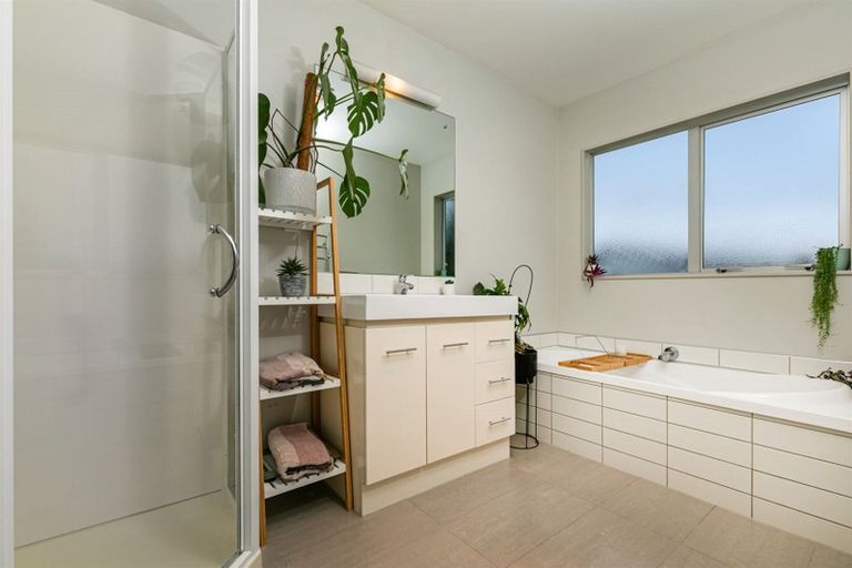 Photo of property in 48 Makora Road, Massey, Auckland, 0614