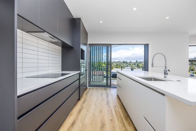 Photo of property in 1/94 Target Road, Totara Vale, Auckland, 0629